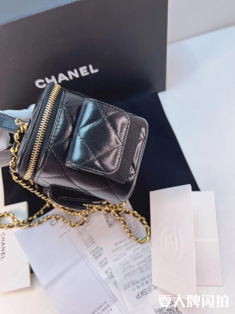 Chanel香奈儿 全新全套22K新款化妆包 Chanel香奈儿全新全套22K新款化妆包，外观新增三个小口袋不在单调，内里自带镜子，上身更有精致气质，附件如图有票，送礼首选